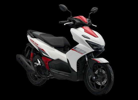 Hình ảnh một kỹ thuật viên đang kiểm tra động cơ xe máy Honda tại một xưởng dịch vụ