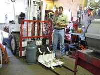 Hình ảnh một kỹ thuật viên đang kiểm tra hệ thống thủy lực của xe nâng