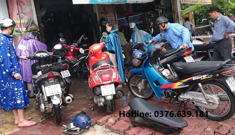 Hình ảnh một kỹ thuật viên đang thực hiện hàn nhựa xe máy