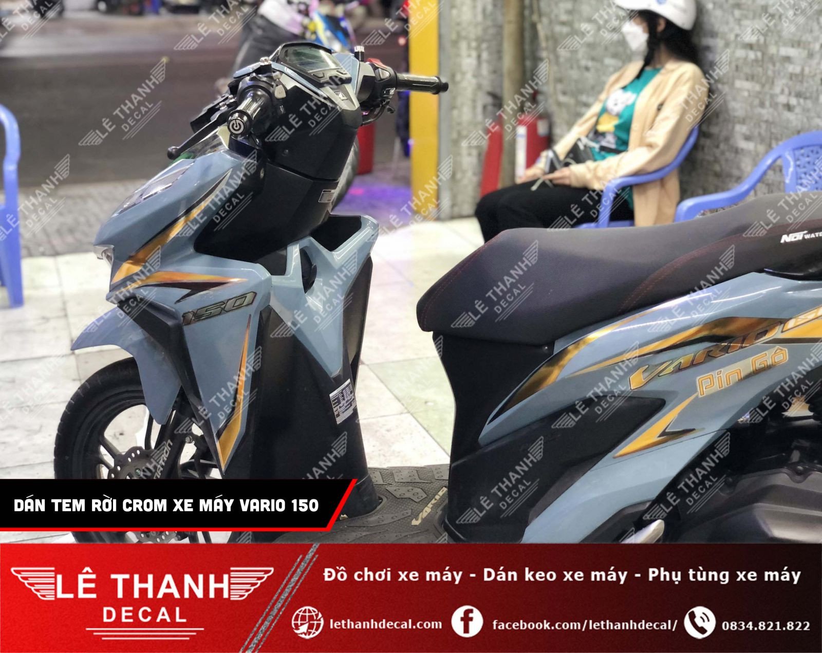 Hình ảnh một kỹ thuật viên đang tỉ mỉ dán decal trên thân xe máy