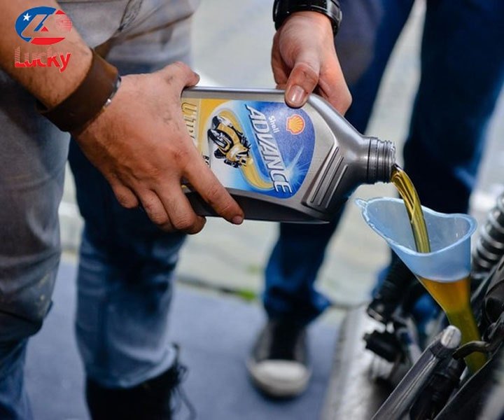 Hình ảnh một kỹ thuật viên đang tiến hành xả dầu động cơ xe máy