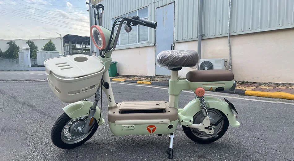 Hình ảnh một mẫu xe đạp điện màu xanh dành cho lứa tuổi học sinh, nhấn mạnh vào thiết kế thân thiện và nhỏ gọn