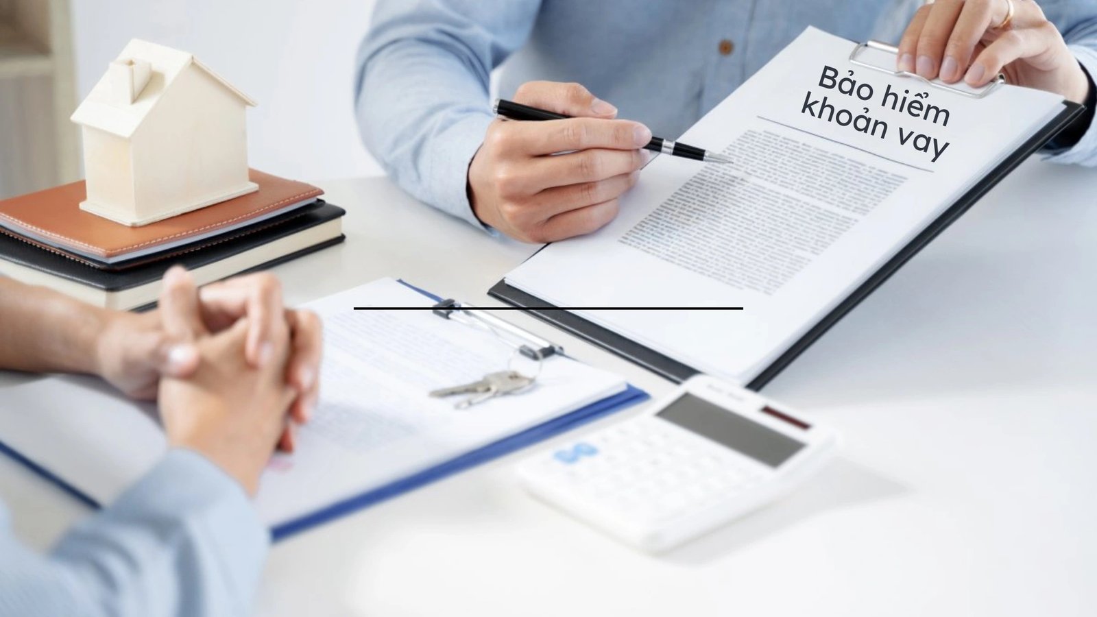 Hình ảnh một người đang đọc kỹ hợp đồng vay dưới ánh sáng, thể hiện sự cẩn trọng