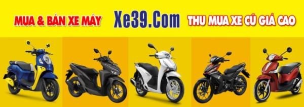 Hình ảnh một người đang kiểm tra kỹ lưỡng một chiếc xe máy cũ, tập trung vào động cơ và các bộ phận quan trọng khác.