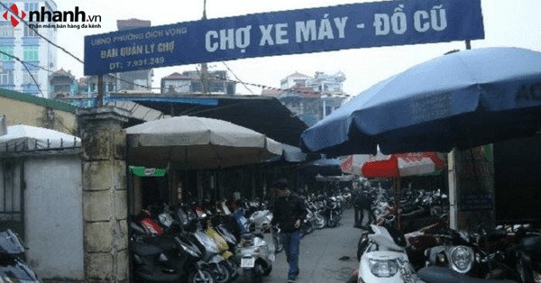 Hình ảnh một người đang kiểm tra kỹ lưỡng tình trạng động cơ của một chiếc xe máy cũ