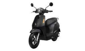 Hình ảnh một người đang kiểm tra thông số kỹ thuật của xe điện trước khi khởi hành