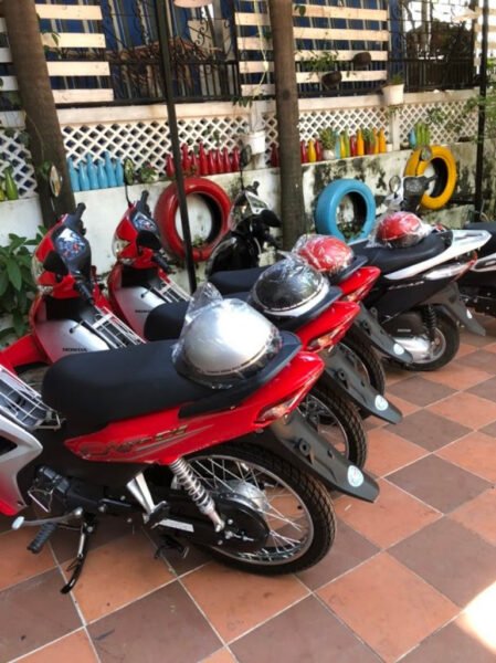 Hình ảnh một người đang kiểm tra xe máy trước khi thuê tại Tuy Hòa Phú Yên