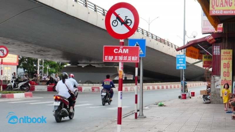 Hình ảnh một người đang quan sát biển báo giao thông trên đường