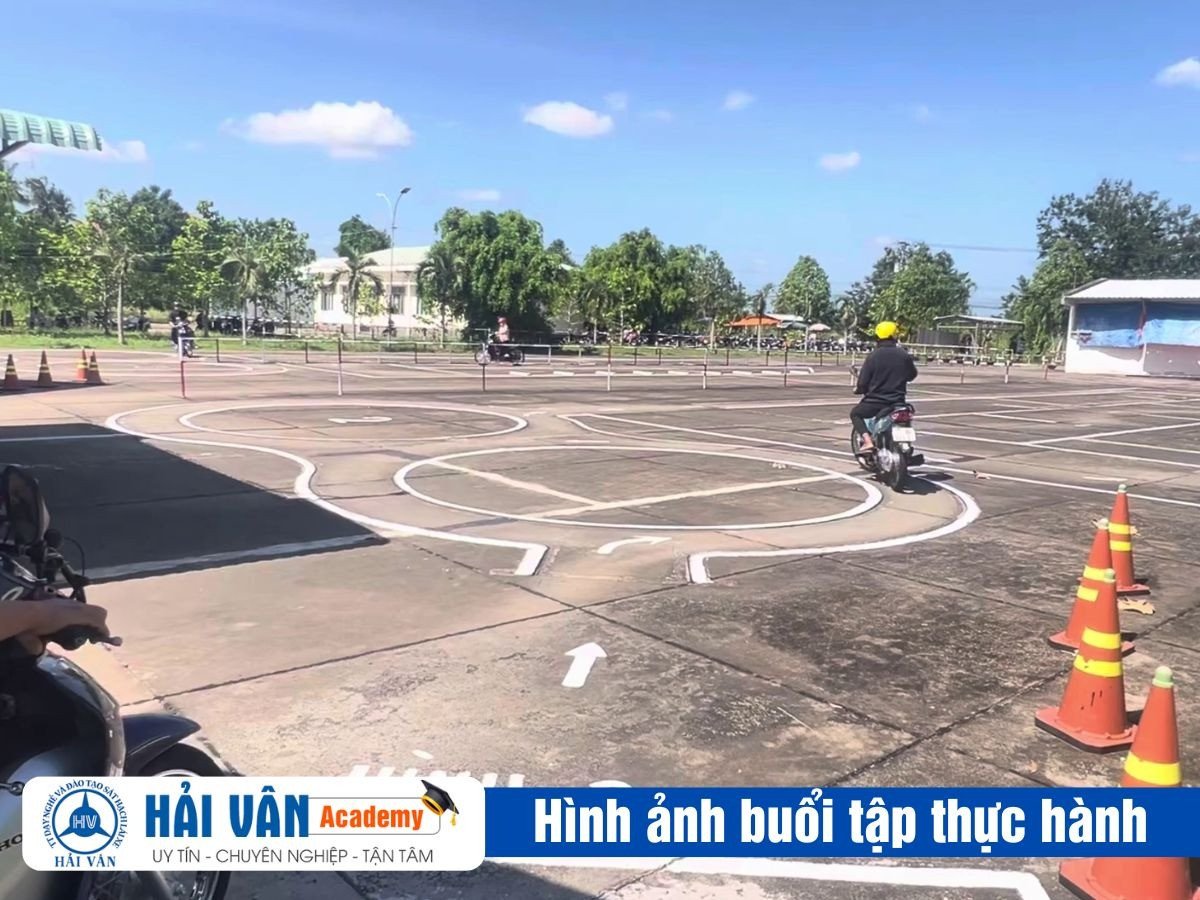 Hình ảnh một người đang xem xét các mức phí thi bằng lái xe máy tại Thanh Hóa