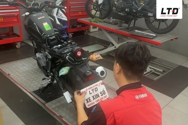 Hình ảnh một người đang xem xét các thông số kỹ thuật của xe máy