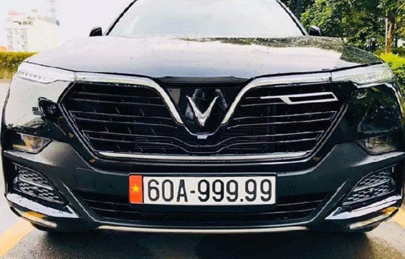 Hình ảnh một người đang xem xét kỹ lưỡng các lựa chọn biển số xe ô tô khác nhau