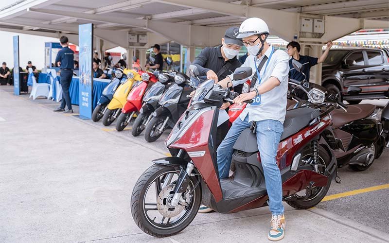 Hình ảnh một người dùng kiểm tra thông số kỹ thuật trên màn hình xe máy điện VinFast