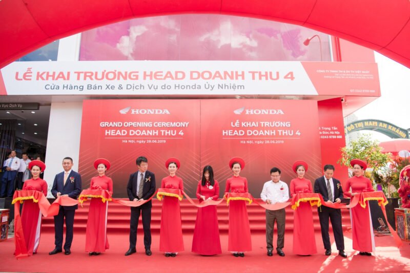 Hình ảnh một người giao hàng đang sử dụng xe máy, thể hiện nhu cầu về xe máy doanh thu