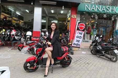 Hình ảnh một người phụ nữ lái xe điện tay ga phong cách