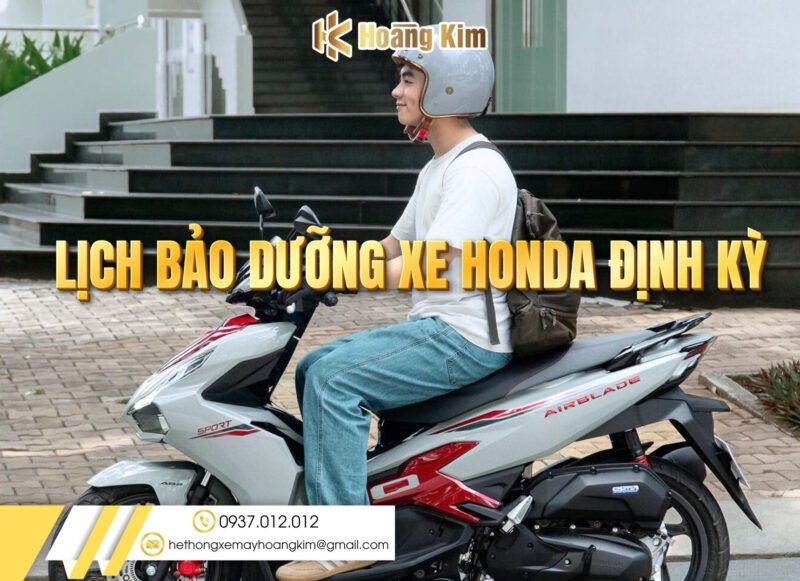 Hình ảnh một người thợ đang kiểm tra chi tiết động cơ xe máy để đảm bảo công tác bảo dưỡng xe máy Honda miễn phí được thực hiện đúng tiêu chuẩn