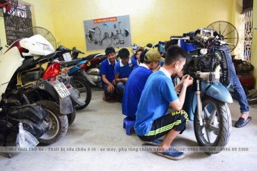 Hình ảnh một người thợ đang thực hiện công việc bảo dưỡng định kỳ cho xe máy