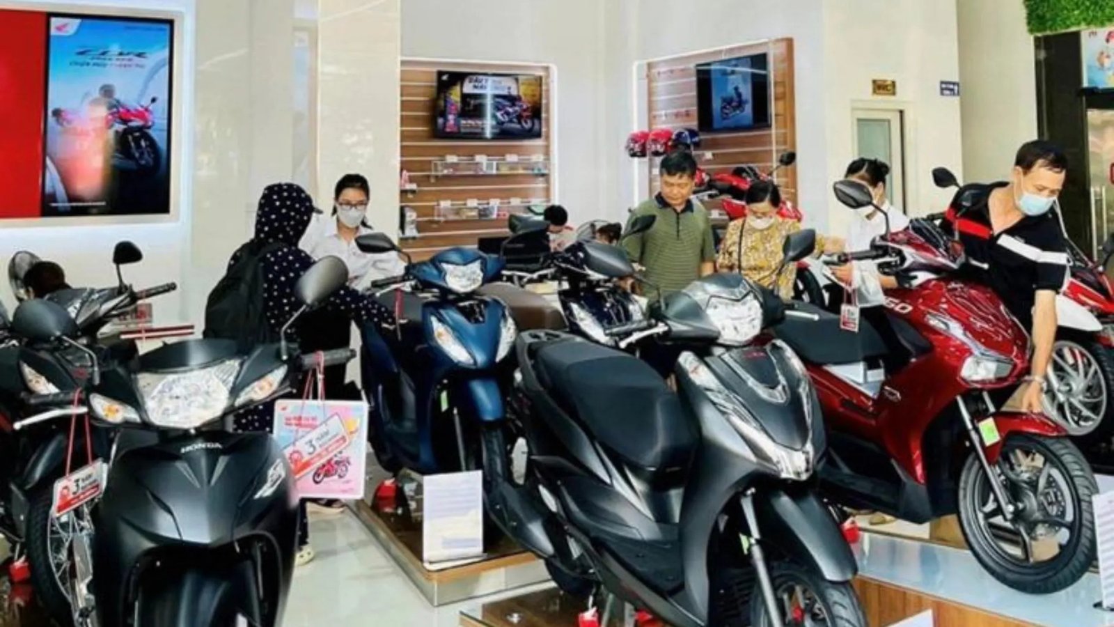 Hình ảnh một người trẻ đang kiểm tra và so sánh các mẫu xe tại một đại lý lớn