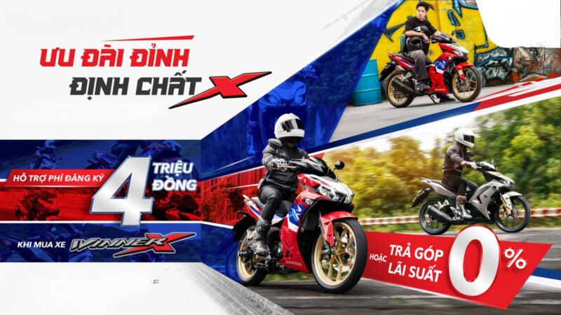 Hình ảnh một người trẻ đang xem xét các lựa chọn xe máy tại showroom