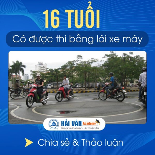 Hình ảnh một người trẻ tuổi đang chuẩn bị thi lý thuyết bằng lái xe máy tại trung tâm sát hạch