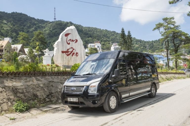 Hình ảnh một nhà xe uy tín với dàn xe chất lượng cao, sẵn sàng phục vụ hành khách trên cung đường di chuyển