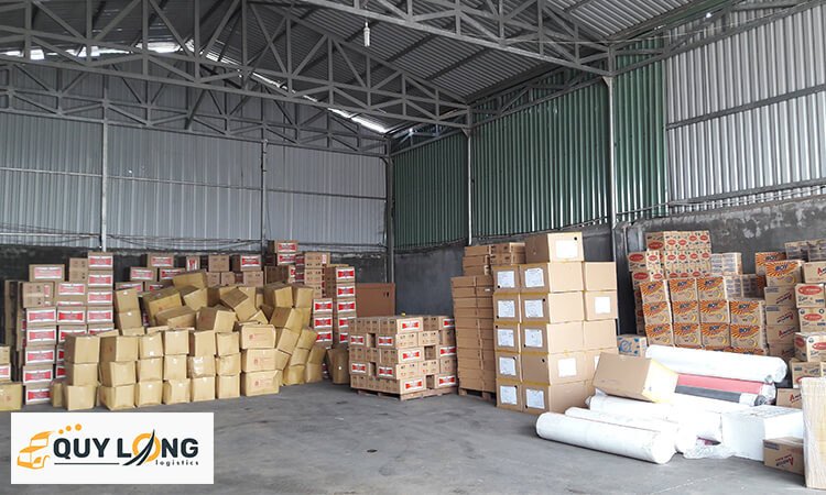 Hình ảnh một nhân viên đang kiểm tra và đóng gói hàng hóa cẩn thận tại kho bãi