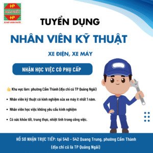Hình ảnh một nhân viên kỹ thuật đang kiểm tra một chiếc xe máy Honda mới xuất xưởng