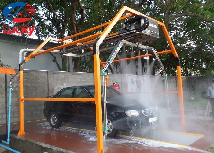 Hình ảnh một nhân viên vận hành đang giám sát máy rửa xe tự động