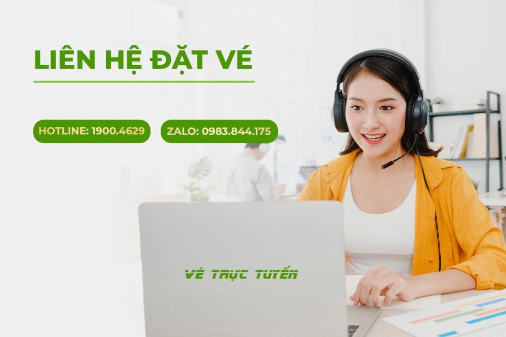 Hình ảnh một tài xế đang kiểm tra xe trước khi khởi hành trên tuyến đường cao tốc