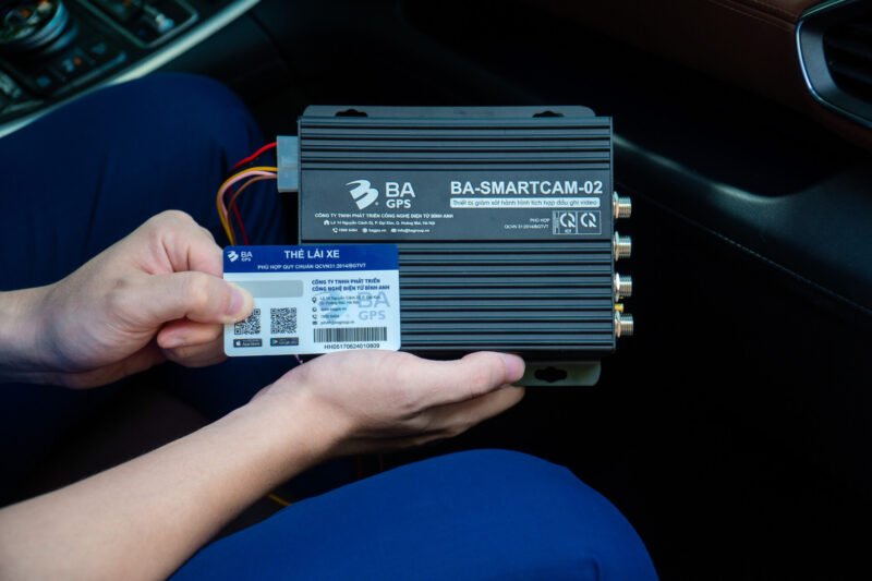 Hình ảnh một tài xế đang lái xe ô tô trên đường cao tốc