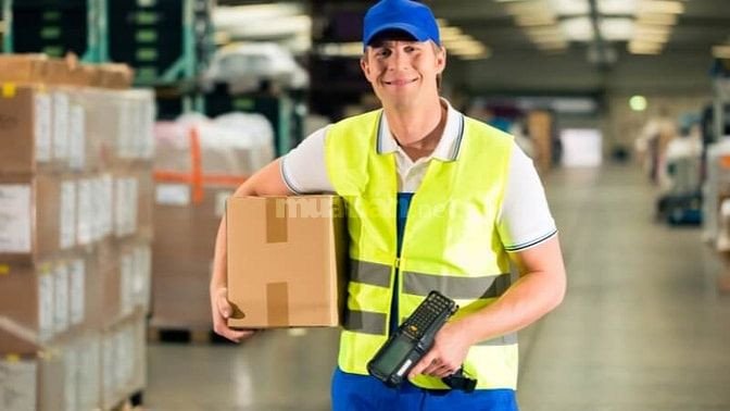 Hình ảnh một tài xế nhận tiền công sau khi hoàn thành công việc giao hàng