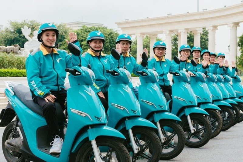 Hình ảnh một tài xế Xanh SM đang chờ khách tại khu vực đông người qua lại