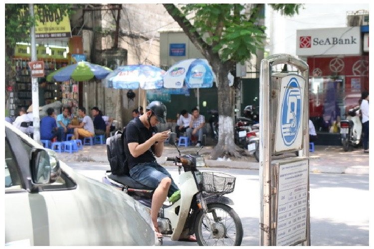 Hình ảnh một thiết bị gắn điện thoại bị rơi vỡ do rung lắc mạnh khi đi trên đường xấu