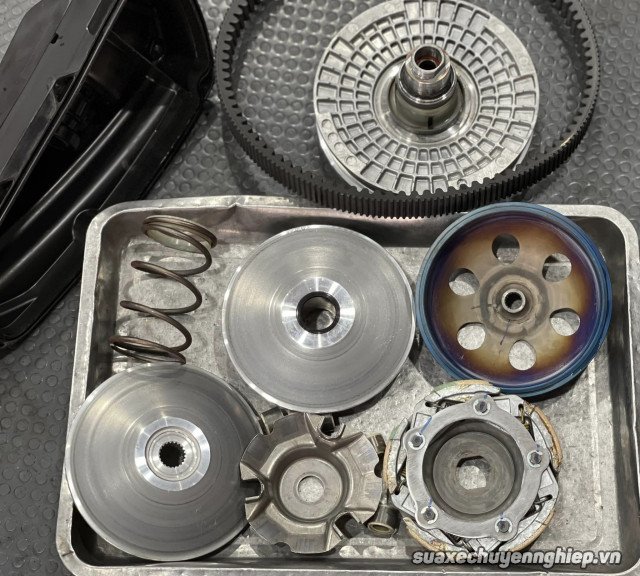 Hình ảnh một thợ cơ khí đang sử dụng dụng cụ chuyên dụng để sửa chữa bộ phận ly hợp