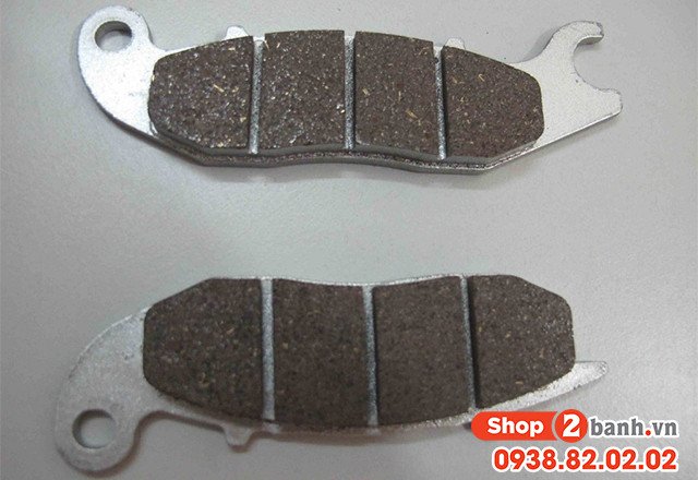 Hình ảnh một thợ kỹ thuật đang kiểm tra dầu nhớt xe máy