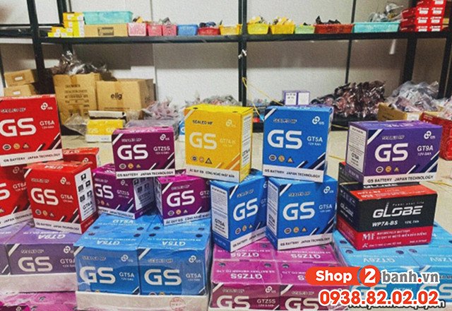 Hình ảnh một thợ kỹ thuật đang kiểm tra hoặc thay thế bình ắc quy xe máy