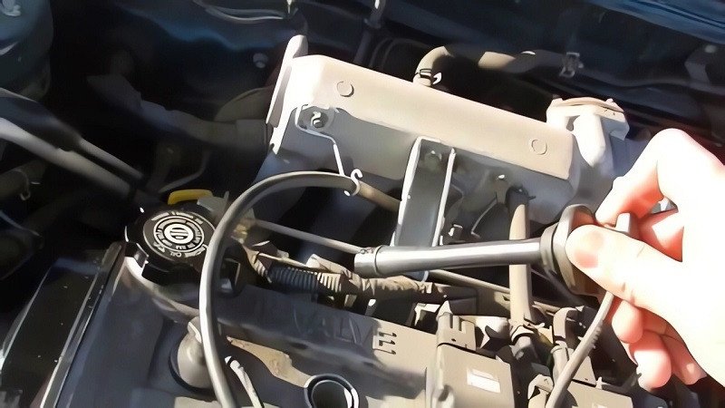 Hình ảnh một thợ sửa xe đang kiểm tra và điều chỉnh chế hòa khí của xe máy