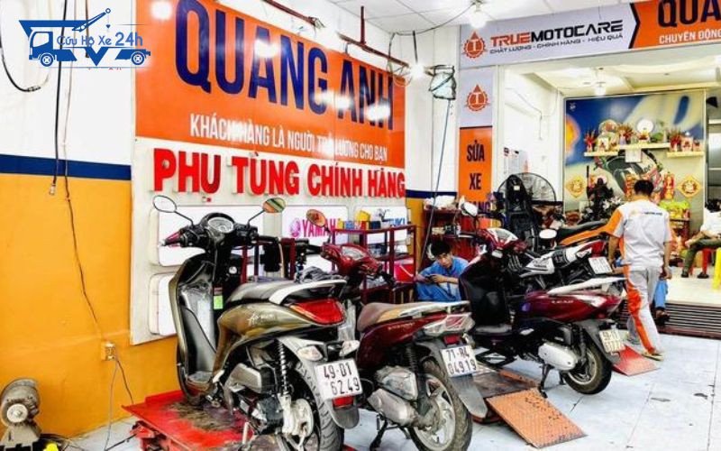 Hình ảnh một thợ sửa xe máy đang kiểm tra động cơ xe tay ga