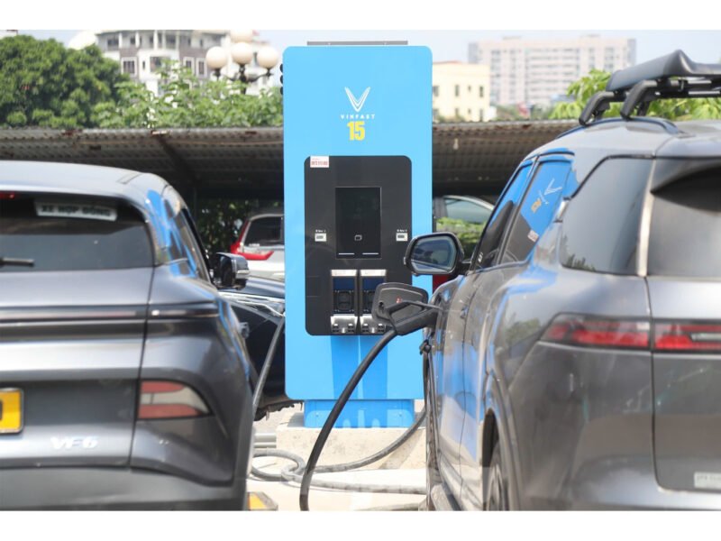 Hình ảnh một trạm sạc xe máy điện hiện đại với nhiều xe đang sạc