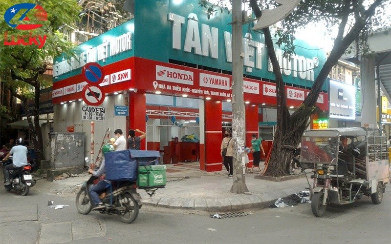 Hình ảnh một trung tâm sửa chữa xe máy chuyên nghiệp đang tiến hành bảo dưỡng phanh xe