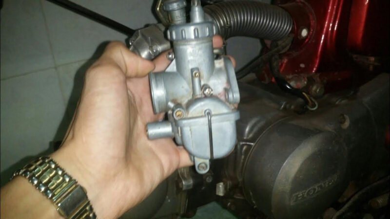 Hình ảnh một vệt xăng loang lổ trên nền xi măng do xe máy bị chảy xăng