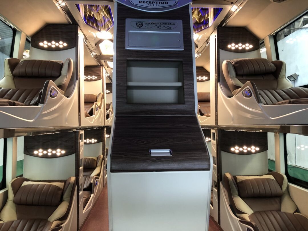 Hình ảnh một xe Liên Hưng đang dừng đỗ tại một trạm nghỉ dọc đường, thể hiện sự chuyên nghiệp trong vận hành