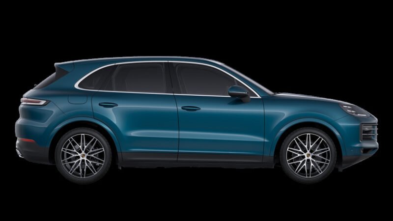 Hình ảnh ngoại thất màu đen của một chiếc Porsche Cayenne SUV lớn đang đỗ trên đường nhựa