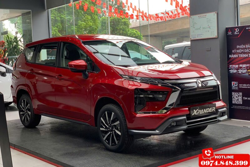 Hình ảnh ngoại thất xe Mitsubishi Xpander màu đỏ, đại diện cho dòng xe 7 chỗ phổ thông tại Việt Nam