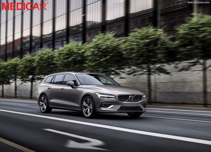 Hình ảnh ngoại thất xe Volvo XC90 phiên bản T8 màu đen bóng đang đỗ trong showroom