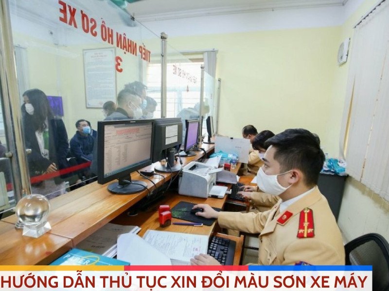 Hình ảnh người dân đang chờ đợi làm thủ tục tại cơ quan đăng ký xe máy