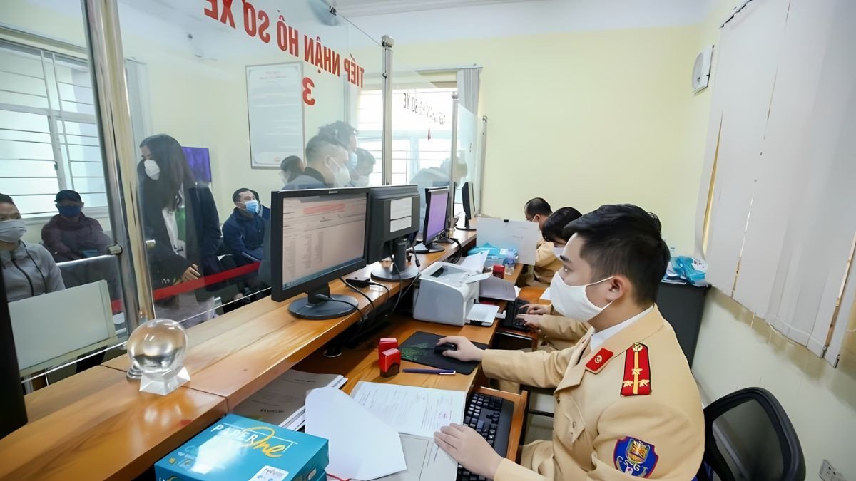 Hình ảnh người dân đang thực hiện thủ tục đăng ký xe tại cơ quan chức năng