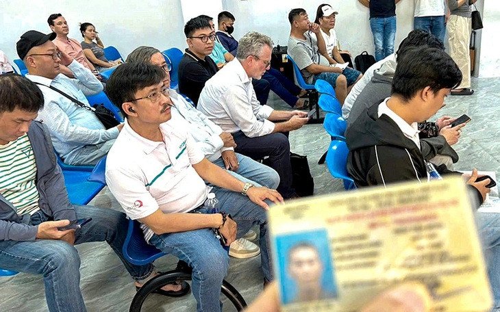 Hình ảnh người dân làm thủ tục hành chính liên quan đến giấy phép lái xe tại một điểm tiếp nhận hồ sơ.