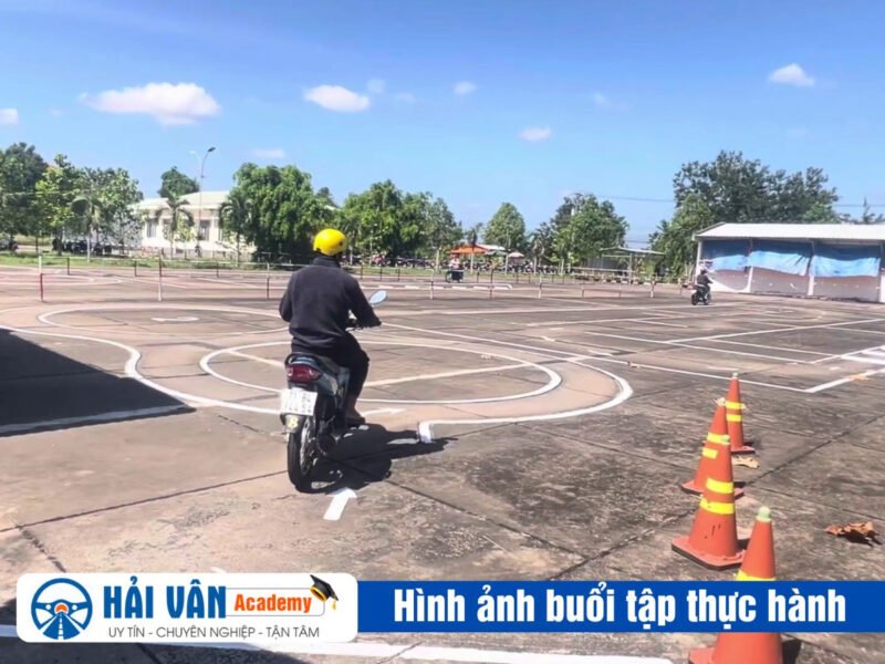 Hình ảnh người dân nộp hồ sơ đăng ký thi bằng lái xe máy tại Hà Tĩnh