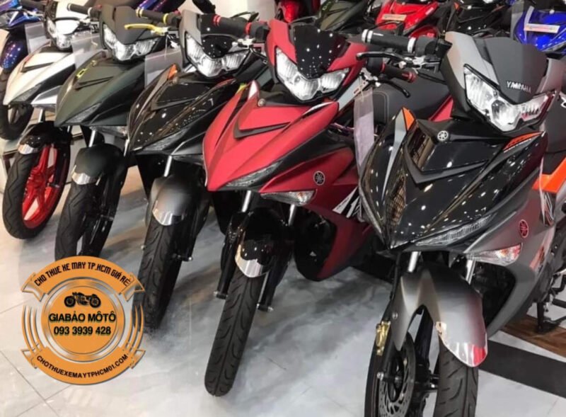 Hình ảnh người đàn ông đang kiểm tra xe máy trước khi nhận thuê