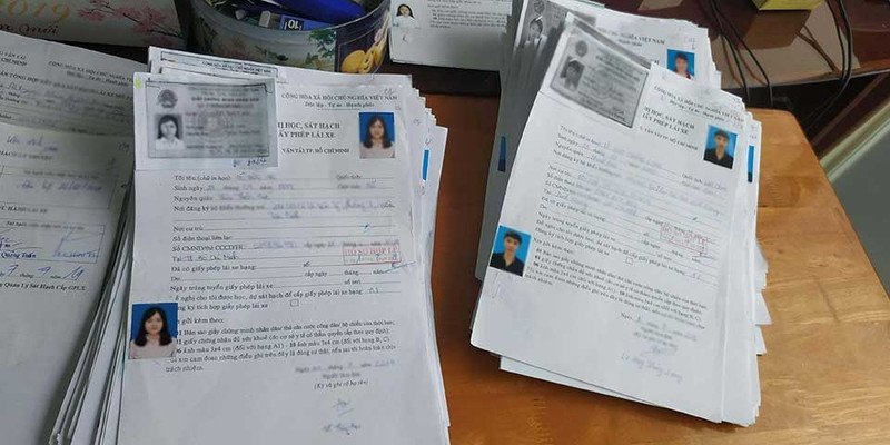 Hình ảnh người đang làm thủ tục đăng ký thi bằng lái A1